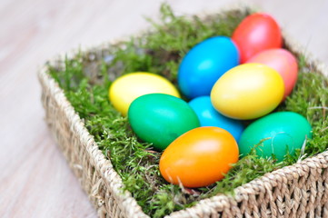 Dekoracja Wielkanocna - kolorowe pisanki w koszyczku