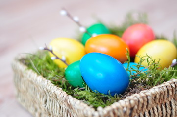 Dekoracja Wielkanocna - kolorowe pisanki w koszyczku - 101968130