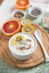 Joghurt mit Müsli und Früchten 