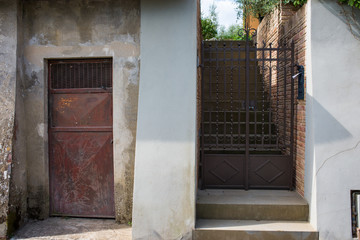 Cancello di ferro e porta di cantina, porte