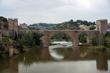 Fototapeta na wymiar El río Tajo a su paso por Toledo (España)