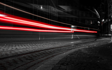 Leuchtspuren vorbeifahrender Autos, Bussen und Straßenbahnen in der Gaustraße in Mainz