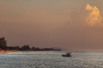Obraz premium The South-China sea at sunset near the city of DuongDong, PhuQuo