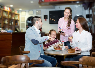 Fototapeta na wymiar waitress and happy family