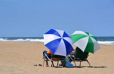 2 Rentner erholen sich am Strand