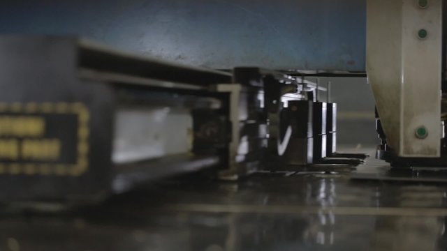 Poin&ccedil;onnage plaque de m&eacute;tal dans usine 