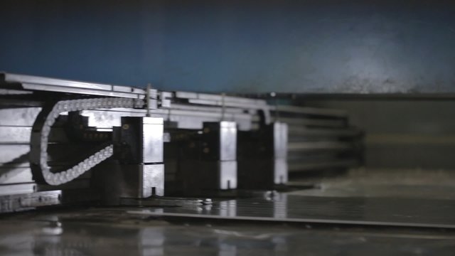 Poinçonnage plaque de métal dans usine 