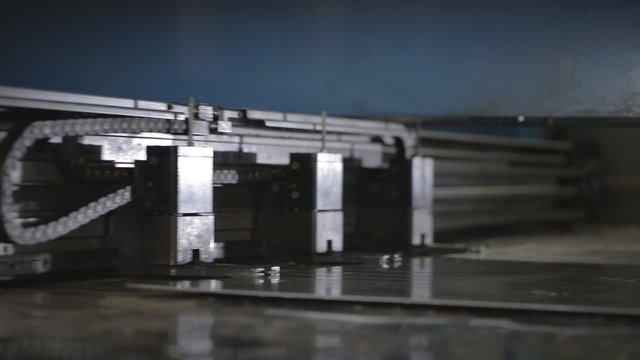 Poinçonnage plaque de métal dans usine 