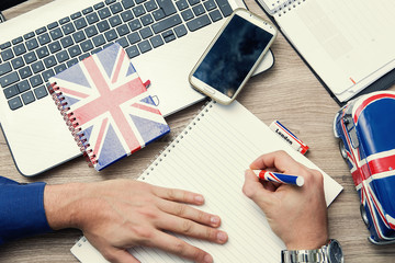 imparare la lingua inglese con un corso online sul notebook