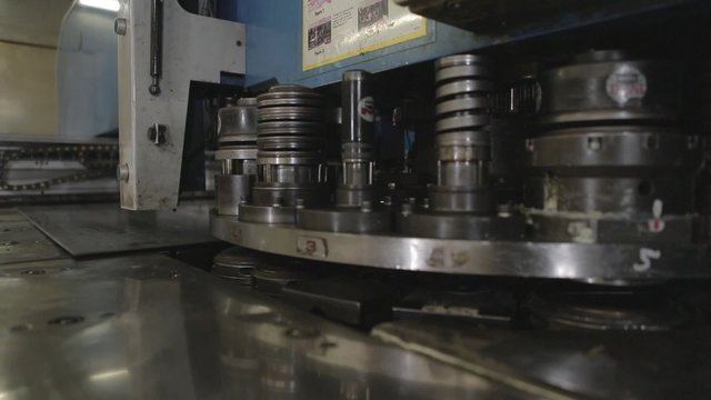 poinçonnage plaque de métal dans usine 