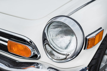 白い車のヘッドライトHeadlight of the white car