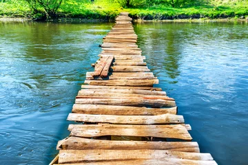 Photo sur Plexiglas Rivière Vieux pont en bois à travers la rivière