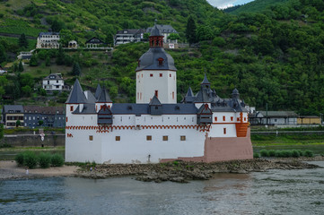 Fototapeta na wymiar Medieval castle Burg Pfalzgrafenstein at Rhine river valley, ne