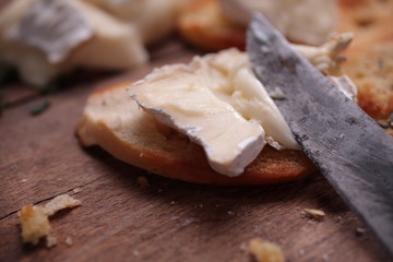 Fototapeta na wymiar camembert auf Brot streichen