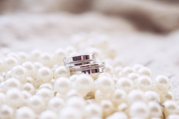 Обручальные кольца на жемчужинах