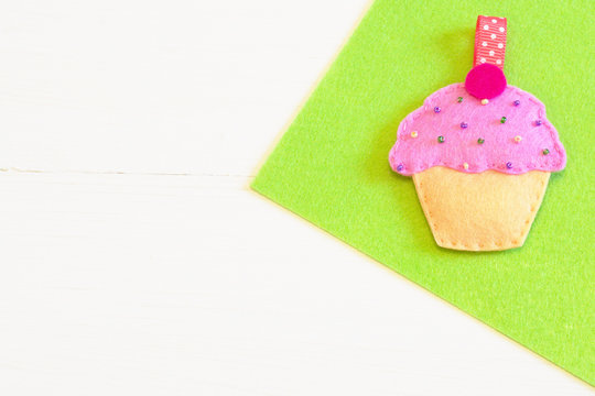 Baby keychain - felt cupcake handmade