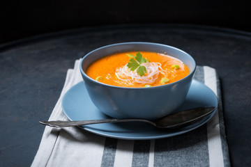 Vegane Paprikasuppe mit Glasnudeln