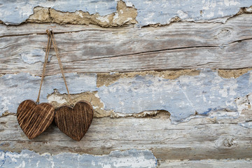 Drewniane serca na starych deskach