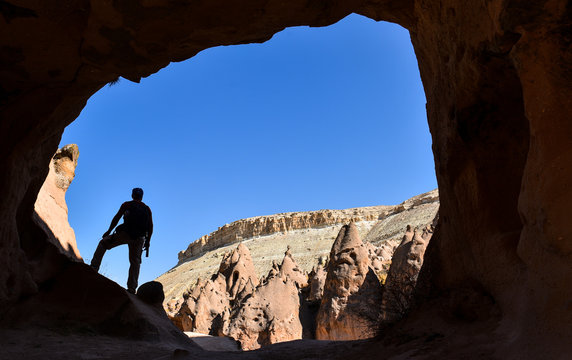 kapadokyada mağara girişinden bakmak