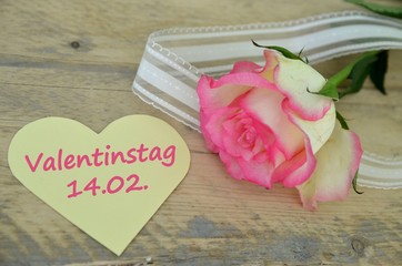 Valentinstag am 14.02. - Rosa Rose mit Zettel Herz - Memo