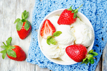 Vanilla ice cream with strawberries