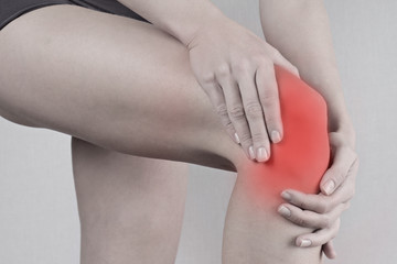 Naklejka premium Woman with knee pain close up. Pain relief concept