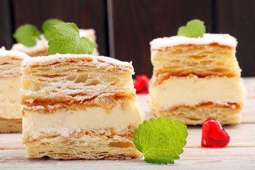 Puff pastry cake with cream and powdered sugar.