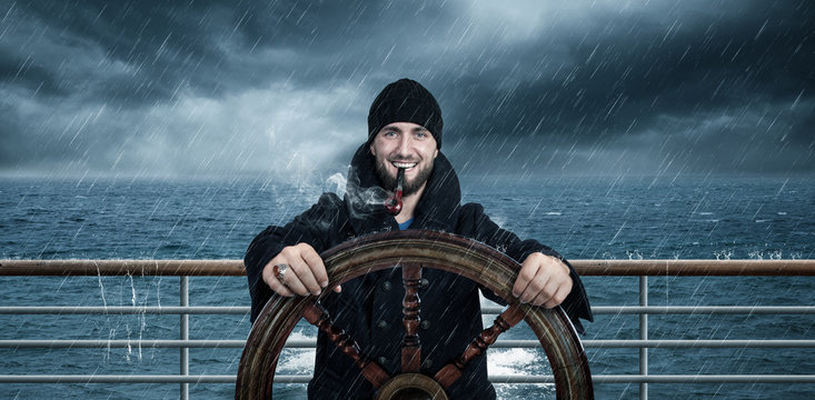 Kapit&auml;n steuert sein Schiff durch Unwetter 