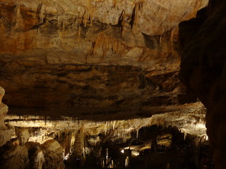 Пещера со сталактитами и сталагмитами