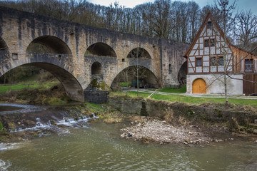 Obraz premium An der Doppelbrücke in Rothenburg ob der Tauber