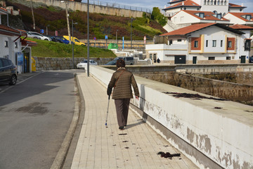 anciana caminando  por la calle