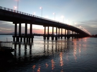 Ponte ao pôr do sol no rio Ceará