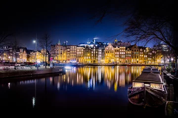 Gardinen Wohnen am Wasser. Altstadt Amsterdam Grachtenhäuser an einem blauen, hellen Winterabend. © storm_nl