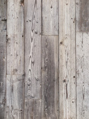 ペンキの剥げた板壁