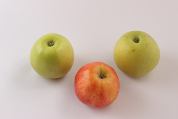 Яблоки.\Три яблока(два зелёных и одно красное) расположены треугольником.