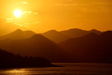 Selbstklebende Fototapete Meer / Sonnenuntergang Szenische Ansicht des schönen Sonnenuntergangs über dem Meer