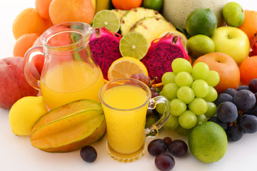 新鮮な果物とジュース