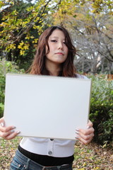 スケッチブックをもつ女性