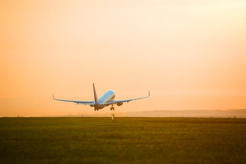 Obraz premium plane taking off sunset