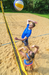 Angriff beim Beachvolleyball