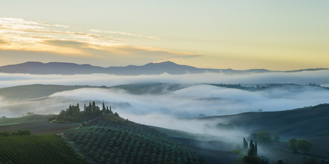 Toskańska dolina spowita poranną mgłą
