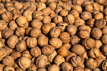 Nüsse, Walnüsse,  auf einem Tisch ausgebreitet