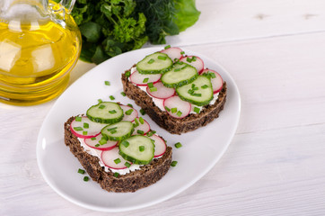 Sandwiches of rye bread with cucumbers and radishes