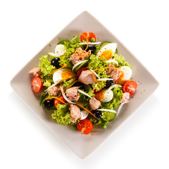 Tuna, boiled eggs and vegetables