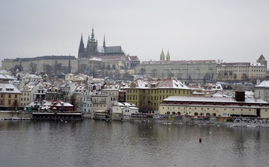 Obraz premium Prague castle with snow and grey sky