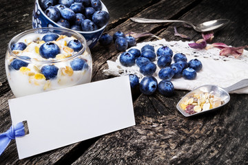 Heidelbeerjoghurt, Heidelbeerquark mit Schild