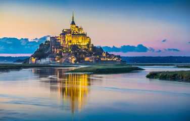 Mont Saint-Michel in twilight at dusk, Normandy, France - obrazy, fototapety, plakaty