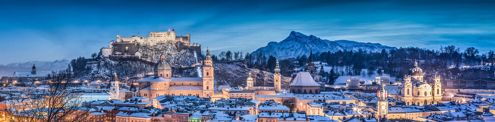 Obraz premium Zimowa panorama Salzburga w czasie świąt Bożego Narodzenia, Austria