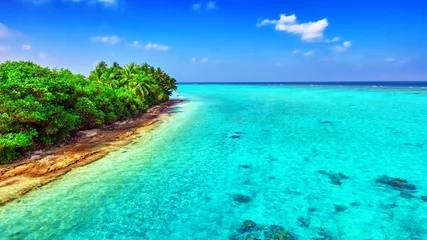 Gordijnen Shoreline of a tropical island in the Maldives and view of the I © BRIAN_KINNEY