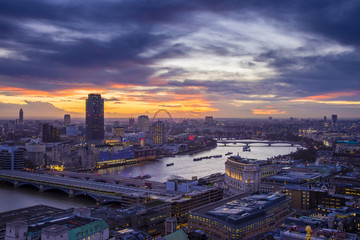 Fototapeta premium Londyn, Engladn - Skyline centralnego Londynu ze słynnymi zabytkami, Tamizą, drapaczami chmur i mostem Blackfriars o zachodzie słońca